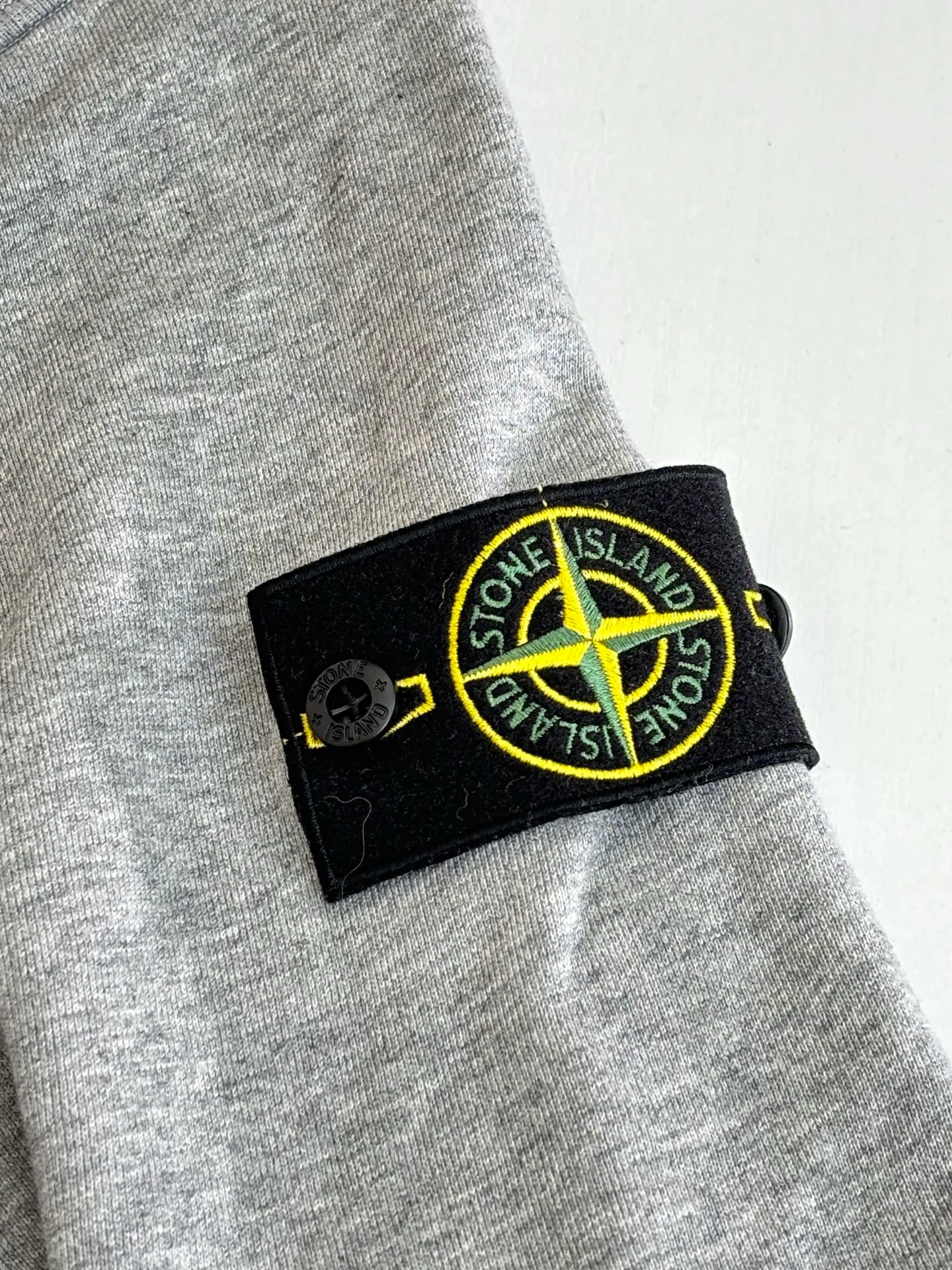 P530 Stone islan*/stone island basic zipper sweatshirt jacket with armband, originally purchased at 2442, the fabric is custom-made 100% cotton, the armband pattern is embroidered with Tajima machine thousands of needles, the stitching is fine and dense, the pattern is clear and the lines and three-dimensionality are strong. The hardware and accessories of the whole garment are all customized according to the original mold, with nylon rope zipper pullers, raglan sleeves and kangaroo pockets. Size: S/M/L